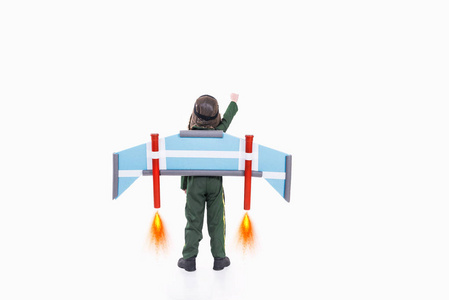 后视图创意原创聪明男孩驾驶制服玩喷气机制作玩具