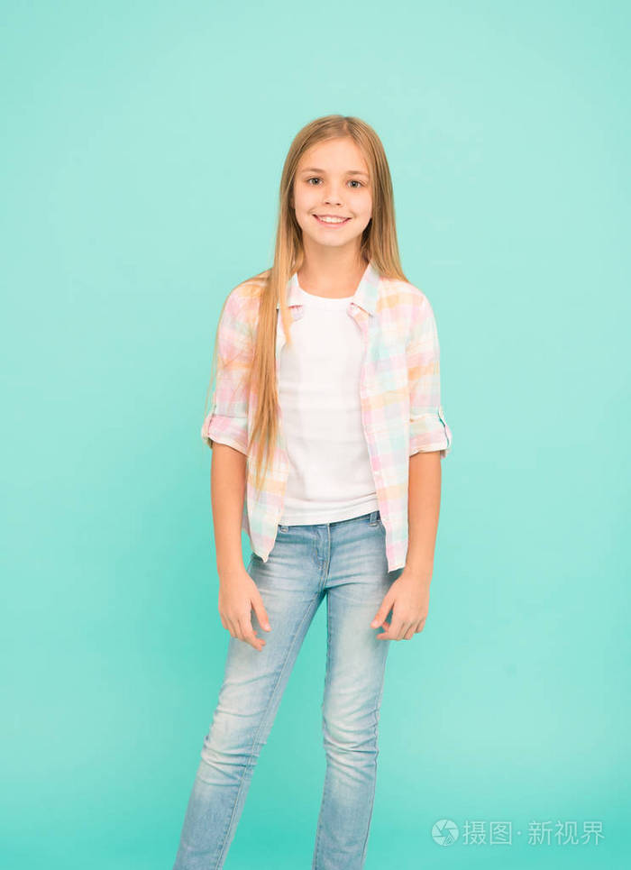 时装设计使如此可爱.长金色头发的小女孩.