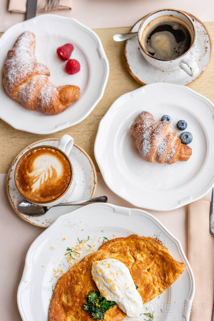 弗里塔塔-意大利煎蛋卷.煎蛋卷配西红柿,鳄梨,菠菜和软奶酪