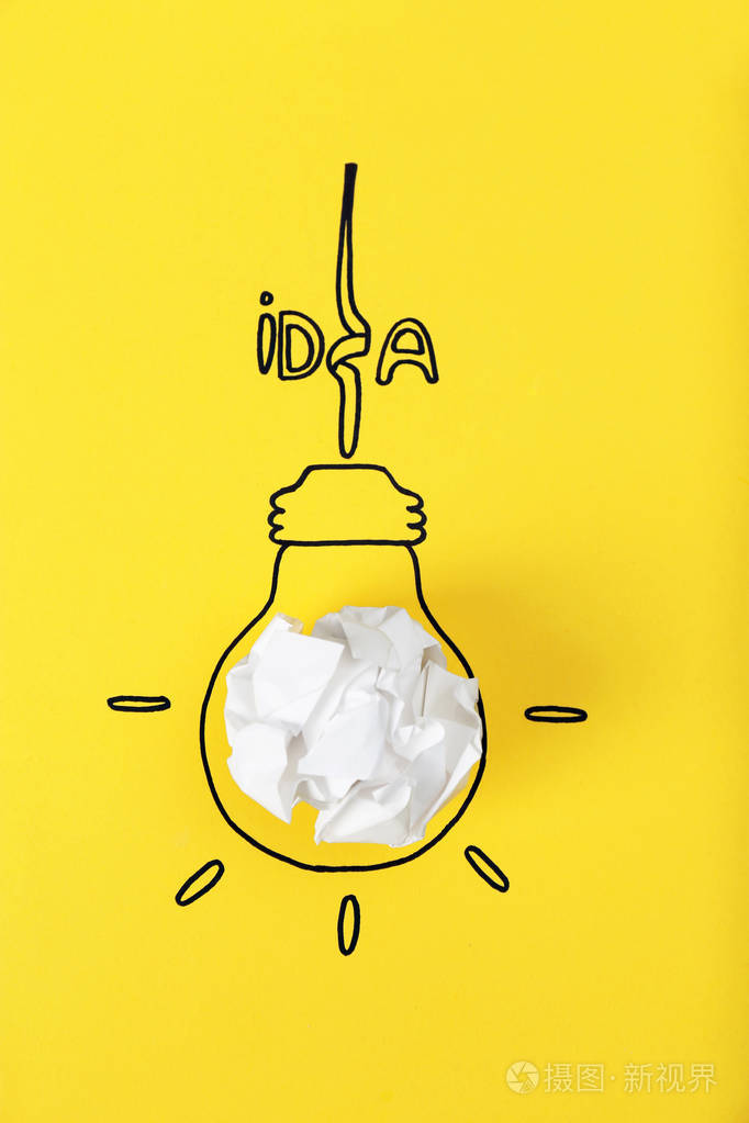 用皱缩纸球组成在彩色背景上绘制灯泡和字idea创意概念