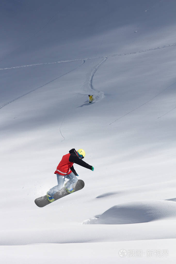 滑雪者在雪坡的背景下飞行.极限冬季运动, 滑雪板运动