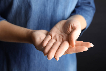 女人秀词好,特写.手语照片