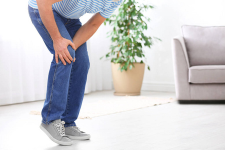 老年人膝盖图片