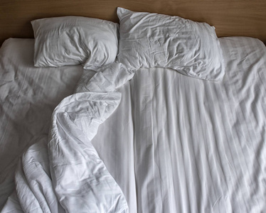 白色床上用品床单和枕头的俯视图.照片