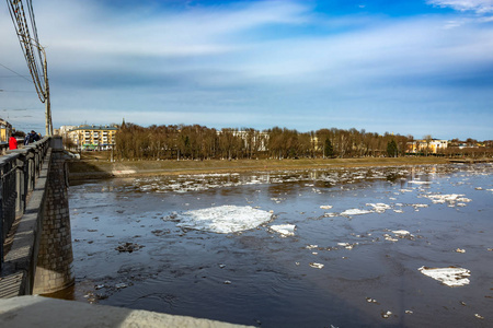 冰在城市的河流上漂流..春冰融化，沿河漂浮..