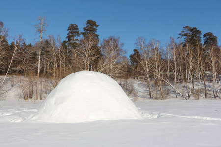 冰屋矗立在冬天的西伯利亚，俄罗斯的雪坡上