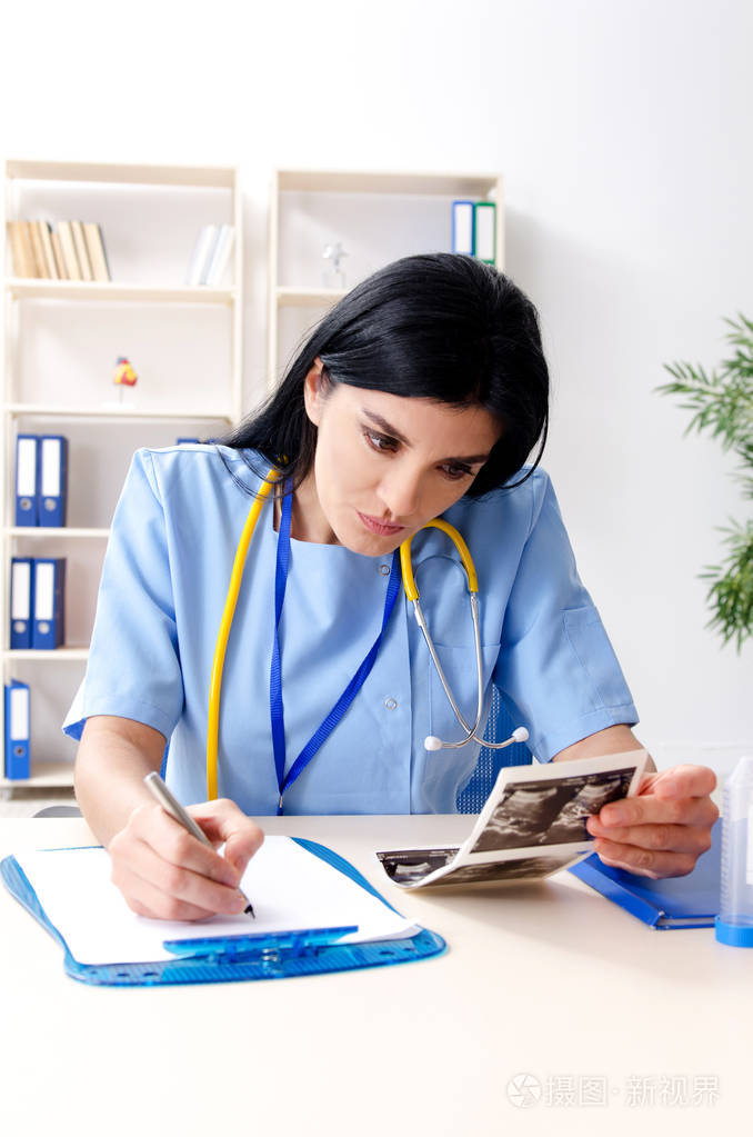 在诊所工作的女医生妇科医生