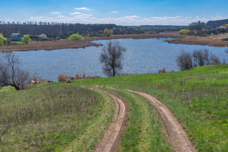 春天的景观与土路，导致苏哈苏拉河在瓦西里夫卡村附近的DNEPR城市，乌克兰中部