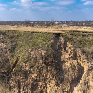 从峡谷到乌克兰DNipro市郊区的带有沙质脚步声的春季景观