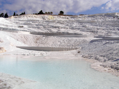 拥有白色岩石的 pamukkale 特尔水域