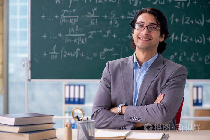 年轻的英俊数学老师在教室里