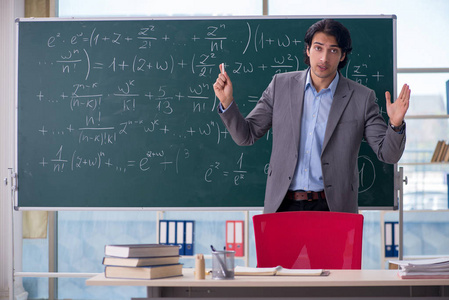 年轻的英俊数学老师在教室里图片