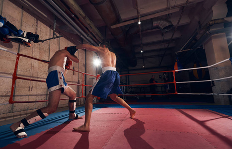 体育运动员拳击手在体育俱乐部打拳击