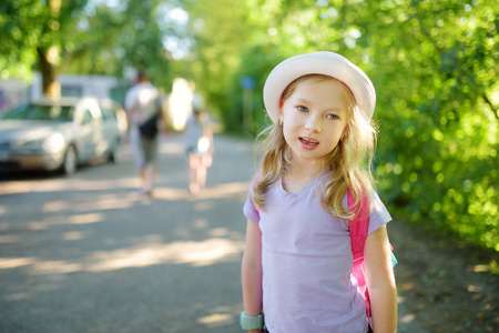 少女在立陶宛维尔纽斯街头观光照片