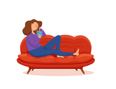 坐在沙发上看书的年轻女子。五颜六色的动画片向量例证