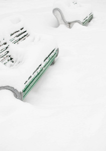 楼梯和长凳上覆盖着雪。 漂流和雪堆