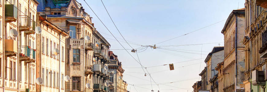 中世纪街道在历史中心的LVIV。 房屋之间的底视图