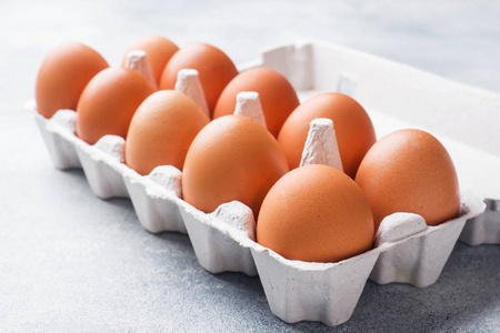 棕色生鸡蛋在工厂包装灰色背景