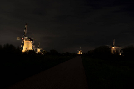 晚上，世界上著名的金德尔迪克在荷兰用风车照明