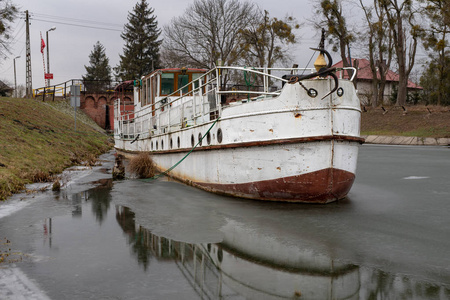 废弃的船只. 冬天的季节.照片