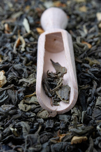 茶叶和木须中的茶。 最好的茶品种的混合物。 黑暗的背景。