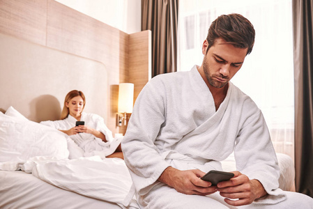 夫妇躺在酒店房间的床上相似素材图片