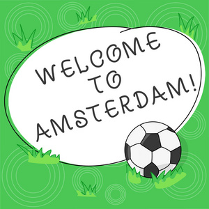 写的笔记显示欢迎来到阿姆斯特丹。商业照片展示问候某人参观荷兰足球球的首都草地和空白概述圆颜色形状的照片