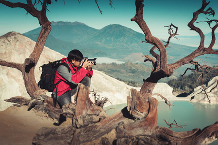 旅行者摄影的肖像是在印度尼西亚Kawahijen火山国家公园拍摄风景画。户外冒险旅游目的地。 爱好和休闲活动的概念。
