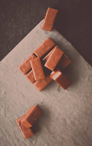 甜的瑞士巧克力糖果在石桌面平面甜点糖果和无筋有机食品的概念。 你只需要巧克力