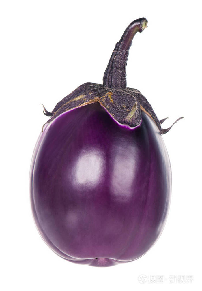 白色背景下分离的原始紫色茄子