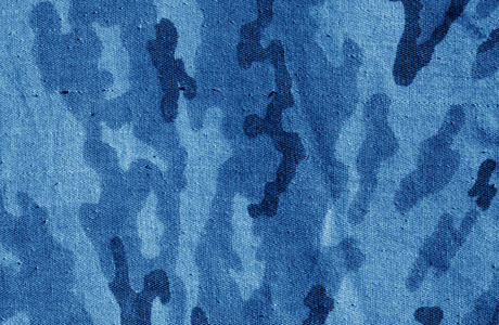旧迷彩布纹理在深蓝色色调。 设计ABD思想的抽象背景和纹理。