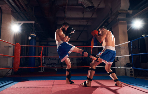 2.在体育俱乐部，两名年轻运动员在拳击场上进行拳击训练