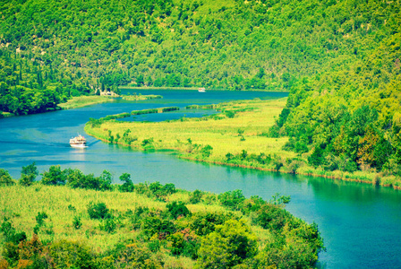 旅游船在Krka国家公园沿着Krka河漂浮。 达尔马提亚克罗地亚