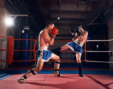 在体育俱乐部，两名积极进取的拳击手训练拳击手