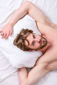 胡子的男人睡在枕头上放松的脸。男人帅哥躺在床上。每晚充足和一致的睡眠量。关于睡得更好的专家提示。你到底需要多少睡眠
