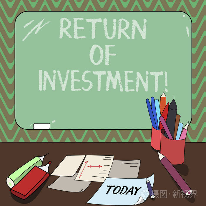 显示投资回报的概念手写。展示投资滑板上的收益或损失的商业照片, 桌面上有粉笔书写工具表