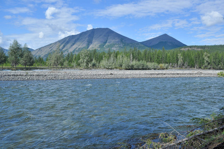 河流在山谷中流动。 景观野生动物。 俄罗斯雅库蒂亚是一个尚塔尔卡亚塔的山脊。