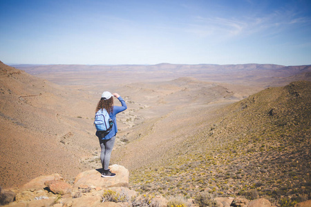 南非卡罗地区徒步旅行者的广角图像