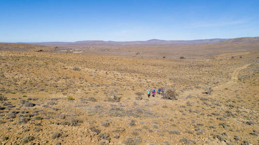 南非卡鲁地区一群徒步旅行的徒步旅行者的空中形象