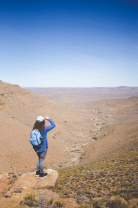 南非卡罗地区徒步旅行者的广角图像