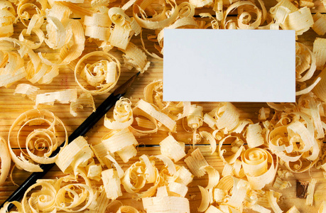 木工刀具用木屑木桌上的名片图片