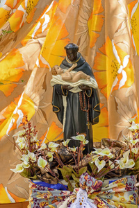 圣本尼迪克特，黑皮肤的圣徒，带着一个孩子，是巴西的传统信仰和天主教
