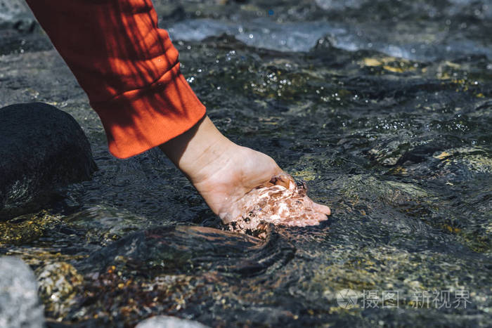 女人从山谷里舀水