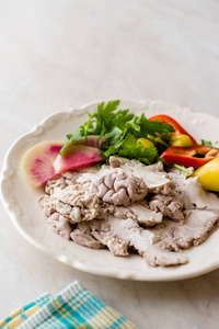 土耳其内脏食物羔羊脑与沙拉贝因索格斯与盘子。传统有机食品。
