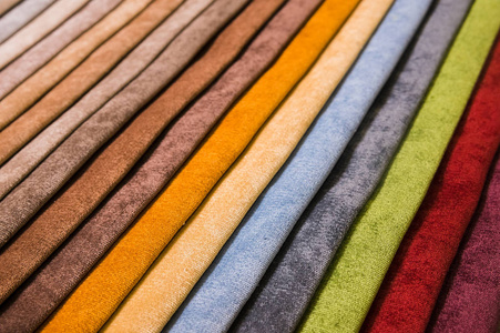 五颜六色亮丽的面料样品, 包括家具和服装内饰。特写调色板的纺织品抽象条纹的不同颜色