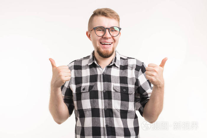 学生极客书和教育概念   穿着格子衬衫的微笑男子在白色背景上竖起大拇指