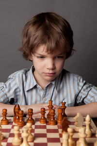 体贴的男孩下棋，室内