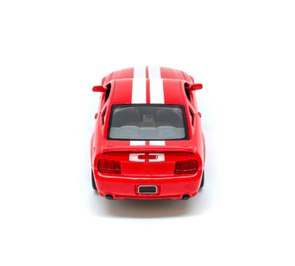 白色背景下隔离的小红色玩具模型车照片