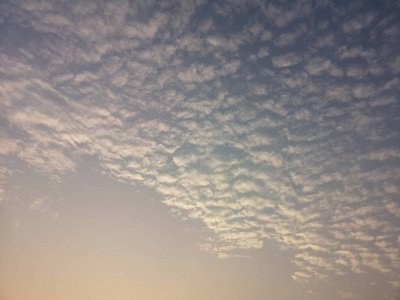 白云在蓝天白云的自然背景空间中书写美丽的自然