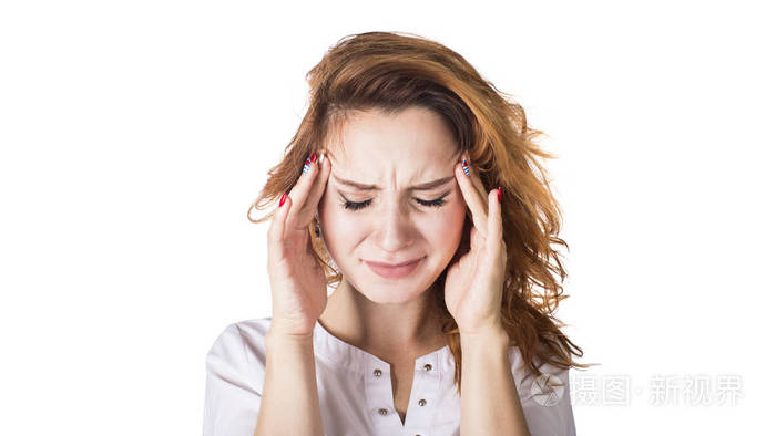头疼着头,一个年轻女人被隔绝在白色背景上
